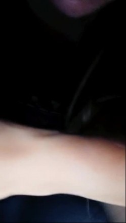 高颜值骚货少妇 深夜和炮友车震 在车里口交 开裆黑丝 炮友用手揉阴蒂 淫水直流 后入插了几下 很诱人 截图4