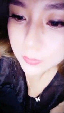 高颜值骚货少妇 深夜和炮友车震 在车里口交 开裆黑丝 炮友用手揉阴蒂 淫水直流 后入插了几下 很诱人 截图10