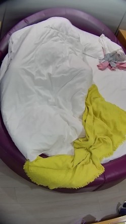 情趣台  男人跟媳妇儿日常开房 一对恩爱夫妻 最后男人内射女人好像有些不高兴 很快也哄好了 截图3