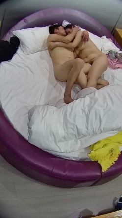 情趣台  男人跟媳妇儿日常开房 一对恩爱夫妻 最后男人内射女人好像有些不高兴 很快也哄好了 截图7