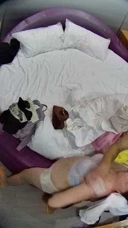 情趣台  男人跟媳妇儿日常开房 一对恩爱夫妻 最后男人内射女人好像有些不高兴 很快也哄好了 截图15