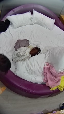 情趣台  男人跟媳妇儿日常开房 一对恩爱夫妻 最后男人内射女人好像有些不高兴 很快也哄好了 截图16