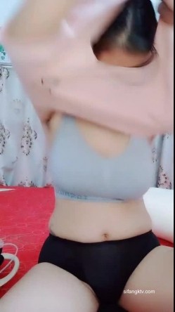 真是骚货一枚~【哺乳期】孕妇奶妈~换装 全裸特写，道具秀~乳汁从大胸里慢慢溢出，太刺激了 截图16