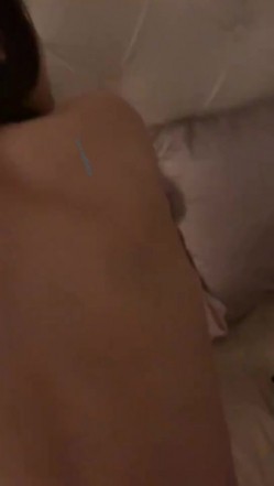 双飞调教极品姐妹花，高挑的身材 丝袜大长腿 一左一右！ 轮流交叉干！金钱到位女神翘着屁股让你玩！羡慕大佬的精彩生活 截图5