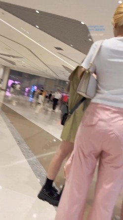 大神偷拍美女裙底 ️长裙靓女和闺蜜逛街透明内内黑森林没穿胸罩前后CD探店网红小姐姐的翅膀内裤 截图5