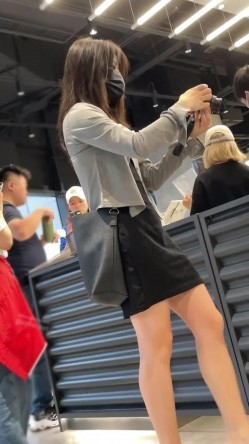 大神偷拍美女裙底 ️长裙靓女和闺蜜逛街透明内内黑森林没穿胸罩前后CD探店网红小姐姐的翅膀内裤 截图13