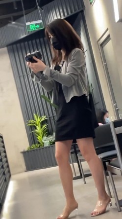 大神偷拍美女裙底 ️长裙靓女和闺蜜逛街透明内内黑森林没穿胸罩前后CD探店网红小姐姐的翅膀内裤 截图14