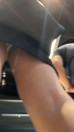大神偷拍美女裙底 ️长裙靓女和闺蜜逛街透明内内黑森林没穿胸罩前后CD探店网红小姐姐的翅膀内裤 截图15