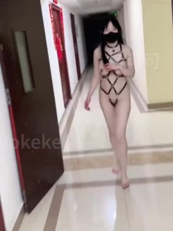 SM露出爱好者『洛可可』路边放荡性母狗爬行，对车辆露出屁股和肛塞尾巴，请过往车辆照亮雪白的屁股和小菊花夹着的尾巴 截图10