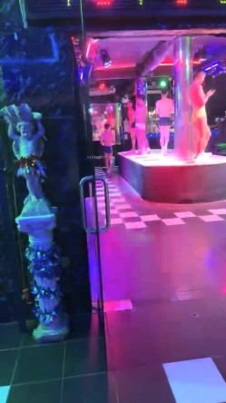 泰国旅游艳遇，【翘臀桃桃】夜店找牛郎~人强屌大，密码房洗澡~调情，口交~激情啪啪 无敌大桩机 截图7