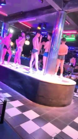 泰国旅游艳遇，【翘臀桃桃】夜店找牛郎~人强屌大，密码房洗澡~调情，口交~激情啪啪 无敌大桩机 截图10