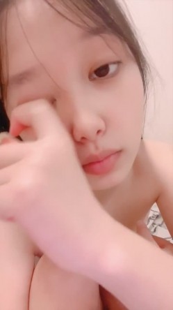 ️清纯学生妹【06年的嫂子】反差的一面，脸穴同框打炮自慰，人瘦逼肥 截图1