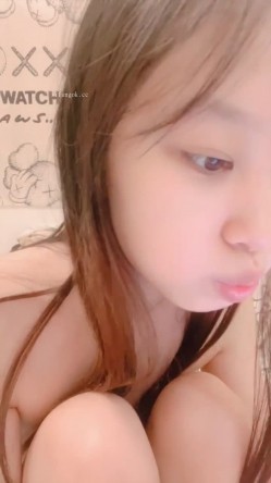 ️清纯学生妹【06年的嫂子】反差的一面，脸穴同框打炮自慰，人瘦逼肥 截图2