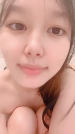 ️清纯学生妹【06年的嫂子】反差的一面，脸穴同框打炮自慰，人瘦逼肥 截图5