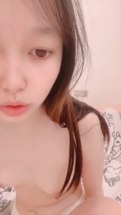 ️清纯学生妹【06年的嫂子】反差的一面，脸穴同框打炮自慰，人瘦逼肥 截图7