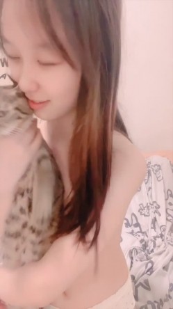️清纯学生妹【06年的嫂子】反差的一面，脸穴同框打炮自慰，人瘦逼肥 截图9