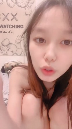️清纯学生妹【06年的嫂子】反差的一面，脸穴同框打炮自慰，人瘦逼肥 截图13