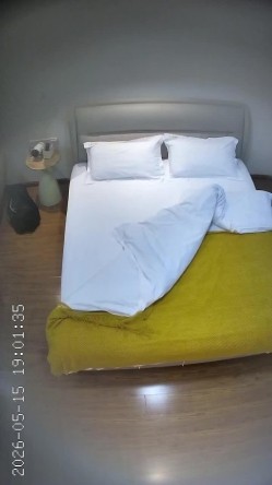 上帝视角  美女撩起裙子站男友面前 直接被抱过来脱掉内裤就开操 整个身体都被对折了 直接干两炮 截图1
