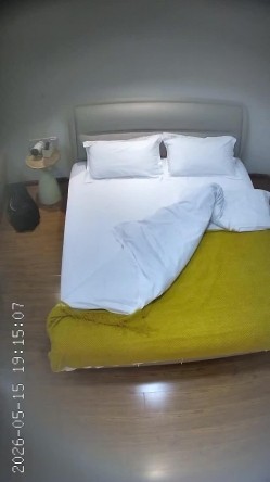 上帝视角  美女撩起裙子站男友面前 直接被抱过来脱掉内裤就开操 整个身体都被对折了 直接干两炮 截图5