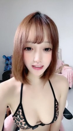 有颜值有身材顶级绿播女神【性感小兔】终于下海啦，裸舞抖奶掰穴自慰，撸点极高 截图6