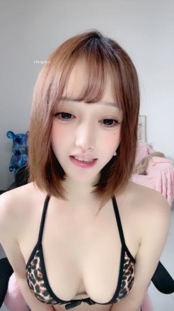 有颜值有身材顶级绿播女神【性感小兔】终于下海啦，裸舞抖奶掰穴自慰，撸点极高 截图9