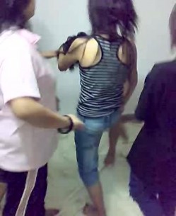 一群女混混欺负女同学趴光了 一通猛凑 这是有多大的仇 截图8