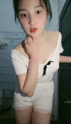 处女学生妹下海【白蔚】第一弹，初恋的感觉，完全放不开，榜一大哥在线调教 截图12