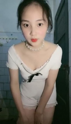 处女学生妹下海【白蔚】第一弹，初恋的感觉，完全放不开，榜一大哥在线调教 截图14