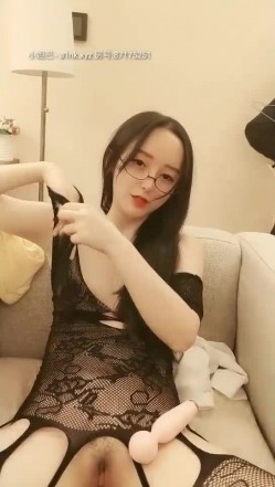 极品热巴高颜值甜美妹子道具自慰诱惑，情趣装连体网袜张开双腿特写震动抽插 截图13