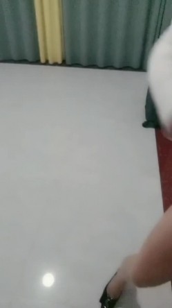 牛逼大哥双飞姐妹花，激情无限揉奶抠逼边草边抠穴，享受骚逼的口活，淫声荡语，来姨妈了也不放过边草边流血 截图3