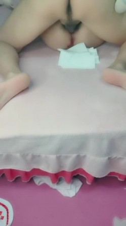 牛逼大哥双飞姐妹花，激情无限揉奶抠逼边草边抠穴，享受骚逼的口活，淫声荡语，来姨妈了也不放过边草边流血 截图10