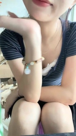 新人下海！逆天颜值，【五花肉】，清秀四川小美女，年轻脸蛋全是胶原蛋白，毛茸茸少女逼 截图5