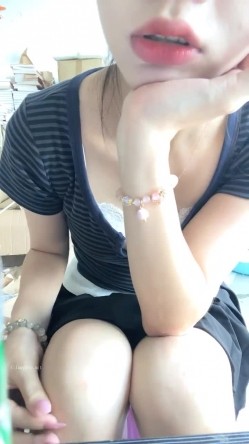 新人下海！逆天颜值，【五花肉】，清秀四川小美女，年轻脸蛋全是胶原蛋白，毛茸茸少女逼 截图10