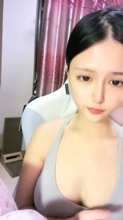 极品绿播女神下海~【娜美】，天然美乳~特写掰穴~挑逗诱惑，迷人的小洞洞张开了 截图3