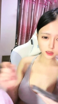 极品绿播女神下海~【娜美】，天然美乳~特写掰穴~挑逗诱惑，迷人的小洞洞张开了 截图5