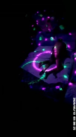 360情趣酒店霓虹灯主题套房偷拍帅哥半夜酒吧泡个喝得有点高的美女开房啪啪 截图2