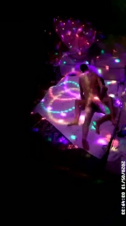 360情趣酒店霓虹灯主题套房偷拍帅哥半夜酒吧泡个喝得有点高的美女开房啪啪 截图4