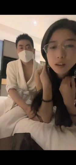 高挑眼镜御姐酒店约个单男手持镜头啪啪做爱拍摄，后入一顿操 截图1