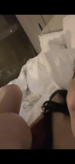 高挑眼镜御姐酒店约个单男手持镜头啪啪做爱拍摄，后入一顿操 截图9