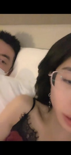 高挑眼镜御姐酒店约个单男手持镜头啪啪做爱拍摄，后入一顿操 截图15