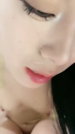 【奶球】富豪的专宠小母狗! ~无套啪啪内射~爽到极点，被掐着脖子操，这哥们真是够暴力，快被操晕了 截图4