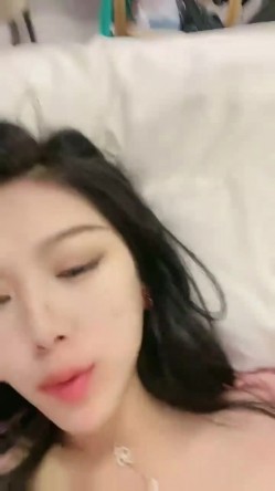 【奶球】富豪的专宠小母狗! ~无套啪啪内射~爽到极点，被掐着脖子操，这哥们真是够暴力，快被操晕了 截图12