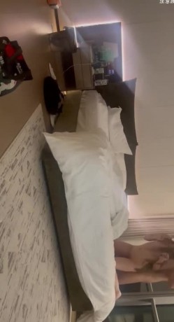 富二代大神『总华探长的小狗』又是调教完毕的三位小狗，廖姗姗 和84斤的贫乳小网红 武大小校花 截图5