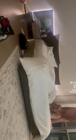 富二代大神『总华探长的小狗』又是调教完毕的三位小狗，廖姗姗 和84斤的贫乳小网红 武大小校花 截图6