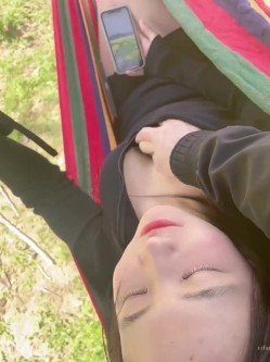 《贵在真实 反差淫妻》露脸才是王道！顶级绿帽刷锅狠人，广东白皙大奶美骚妻【雅雅】私拍，商场户外露出3P全程露脸，强推 截图1