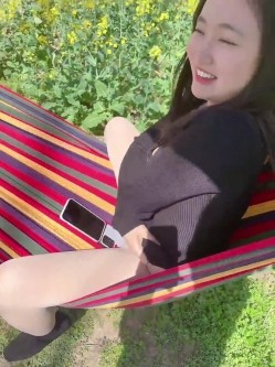 《贵在真实 反差淫妻》露脸才是王道！顶级绿帽刷锅狠人，广东白皙大奶美骚妻【雅雅】私拍，商场户外露出3P全程露脸，强推 截图5
