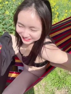《贵在真实 反差淫妻》露脸才是王道！顶级绿帽刷锅狠人，广东白皙大奶美骚妻【雅雅】私拍，商场户外露出3P全程露脸，强推 截图7