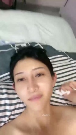 平胸界的天花板，【00小馒头】，明星脸~神似女星江疏影~特写掰逼，抠穴自慰，湿润的蝴蝶逼 截图11