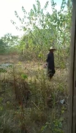 农村荒废平房内黑人小伙狂艹农村大妈一群大老爷们围观！ 截图4