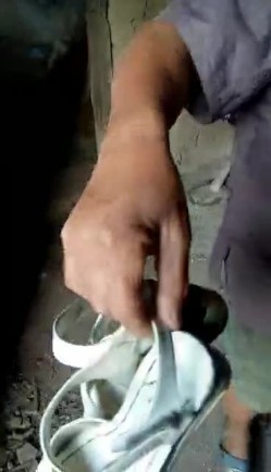 农村荒废平房内黑人小伙狂艹农村大妈一群大老爷们围观！ 截图6